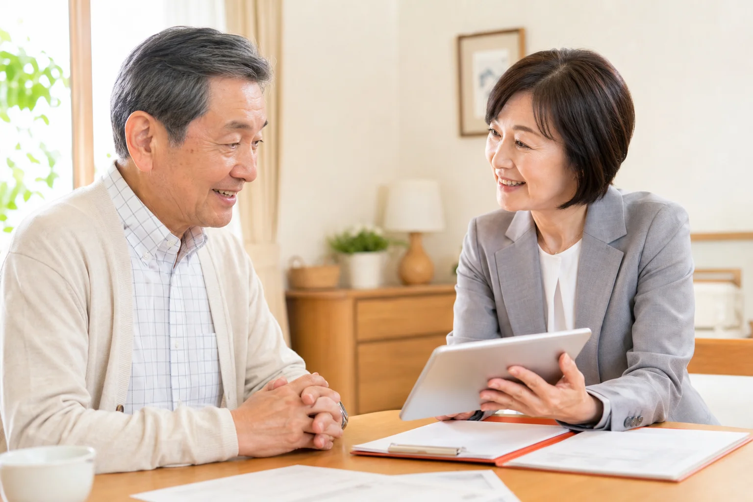 コーディネーターにやさしく相談しながら仕事を決める60代の様子