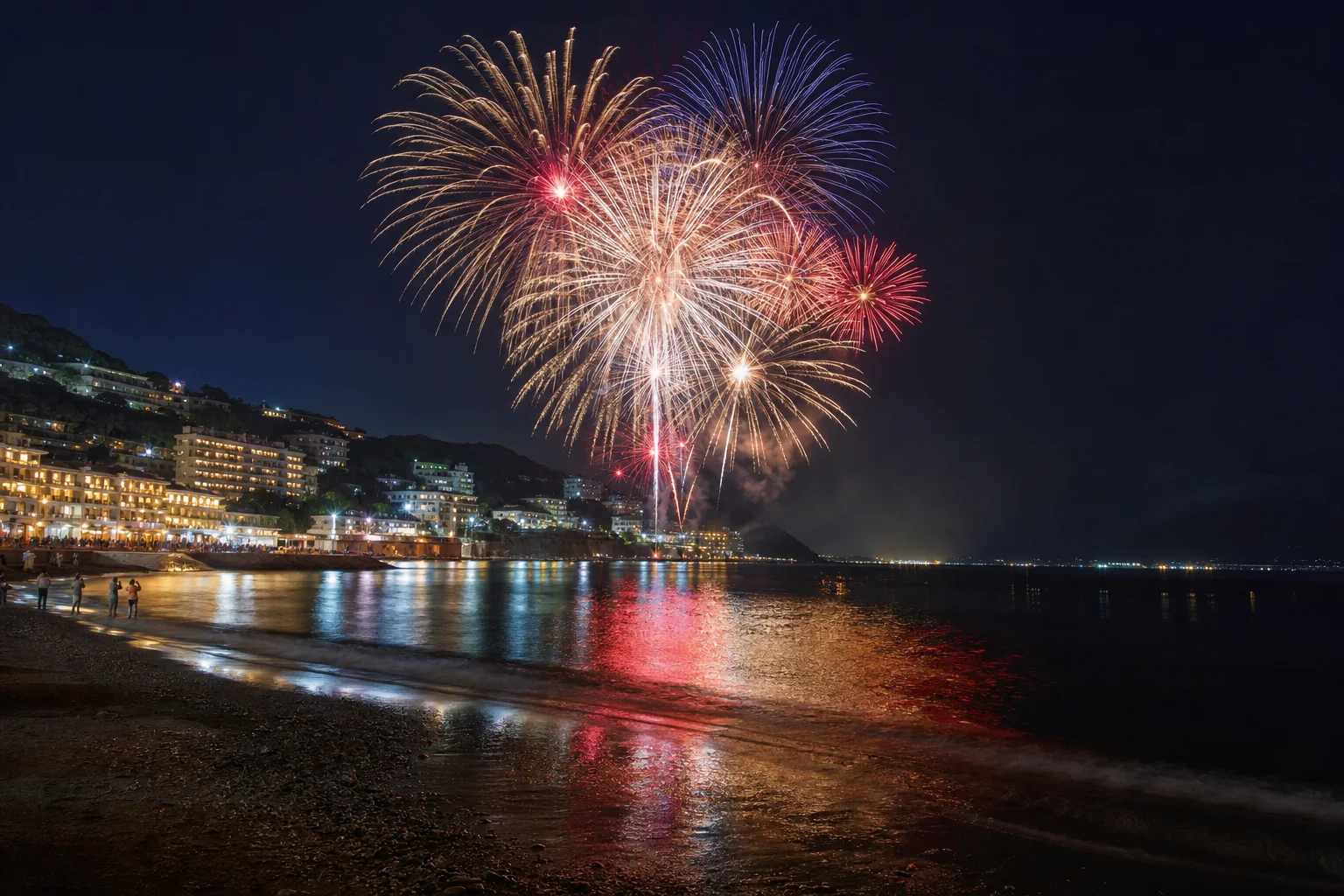 熱海の夜空に打ち上げられる花火と海岸線の風景。夏の繁忙期を示すイメージ