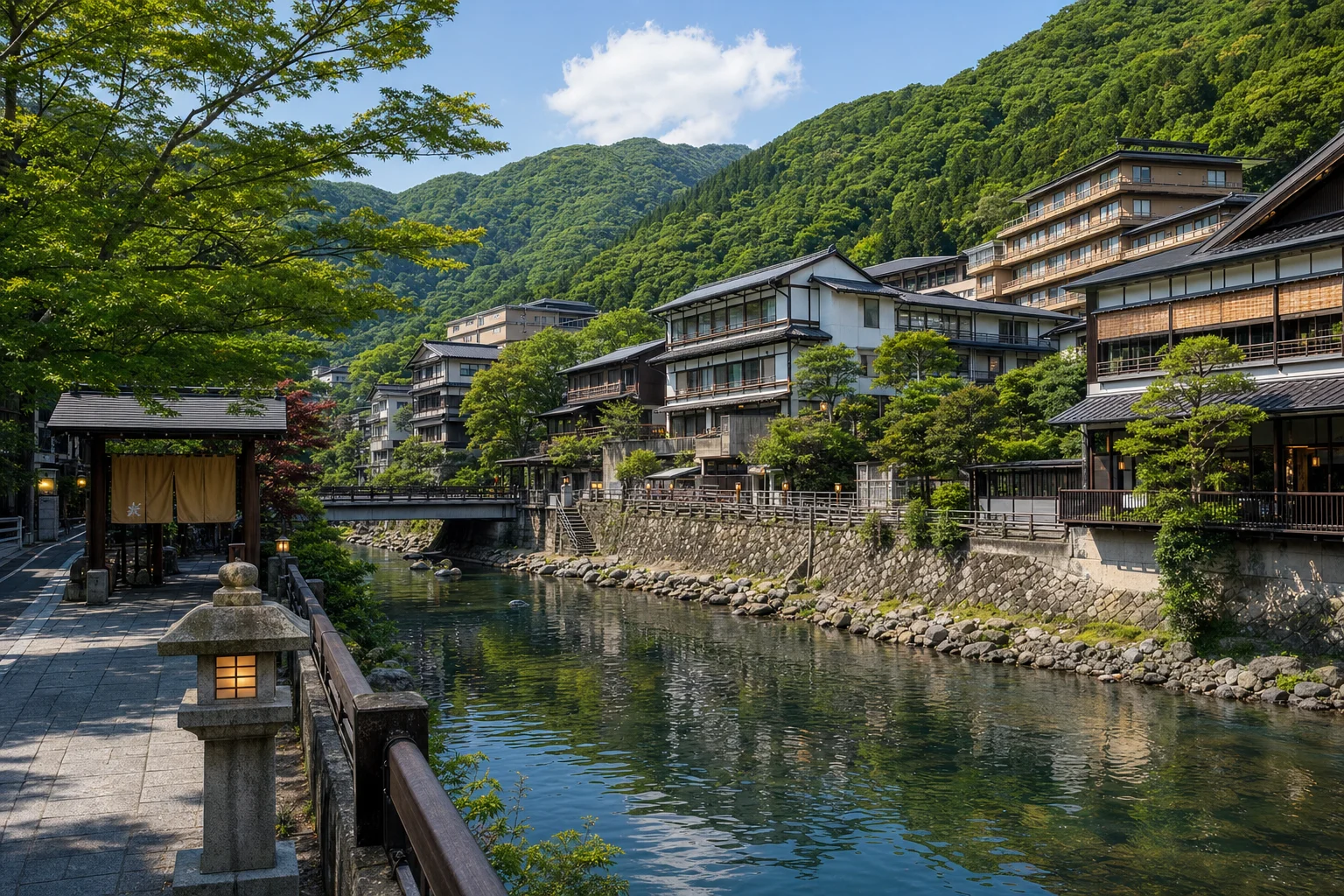 箱根湯本の温泉街。山間に旅館が立ち並び、川沿いに落ち着いた雰囲気が広がる