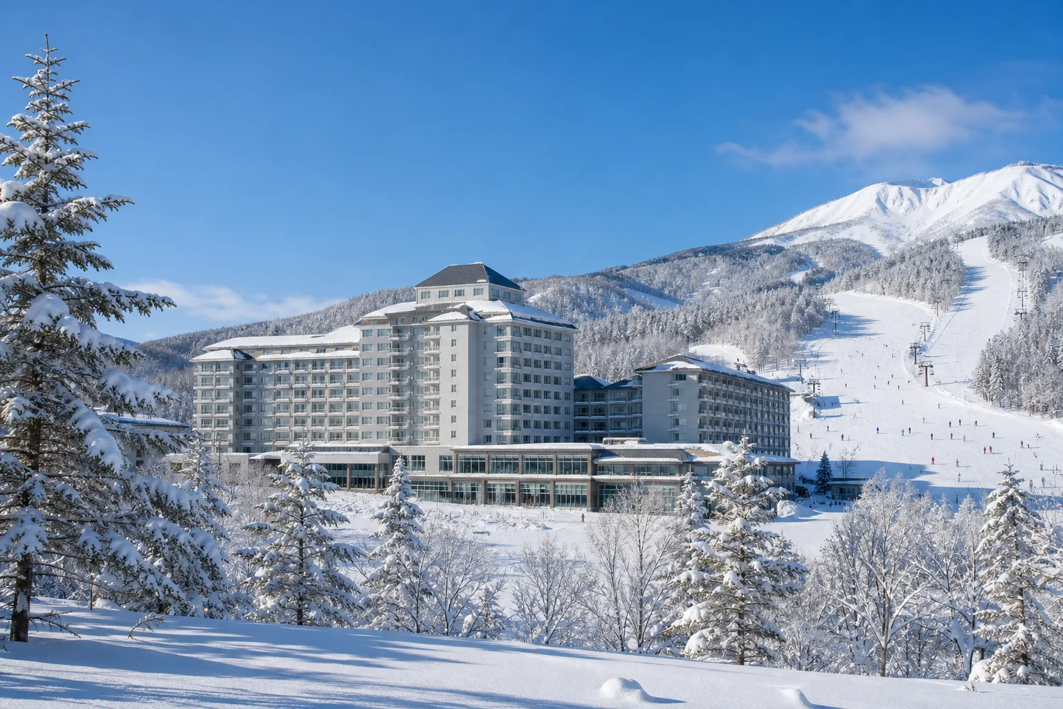 北海道のスキー場ゲレンデと宿泊施設の外観・冬の青空と雪山の風景