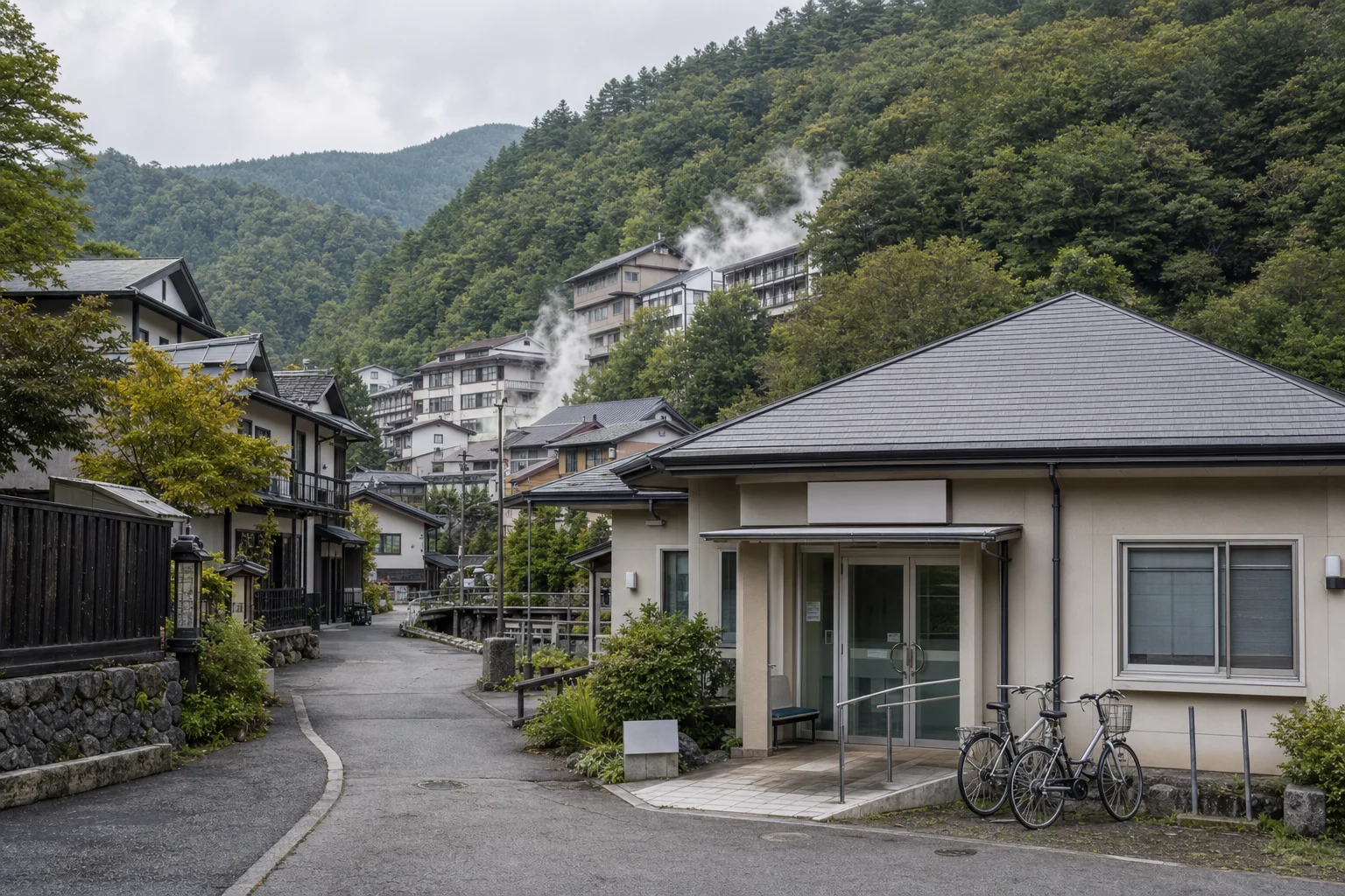 山間の温泉地の集落に小さなクリニックがある静かな風景