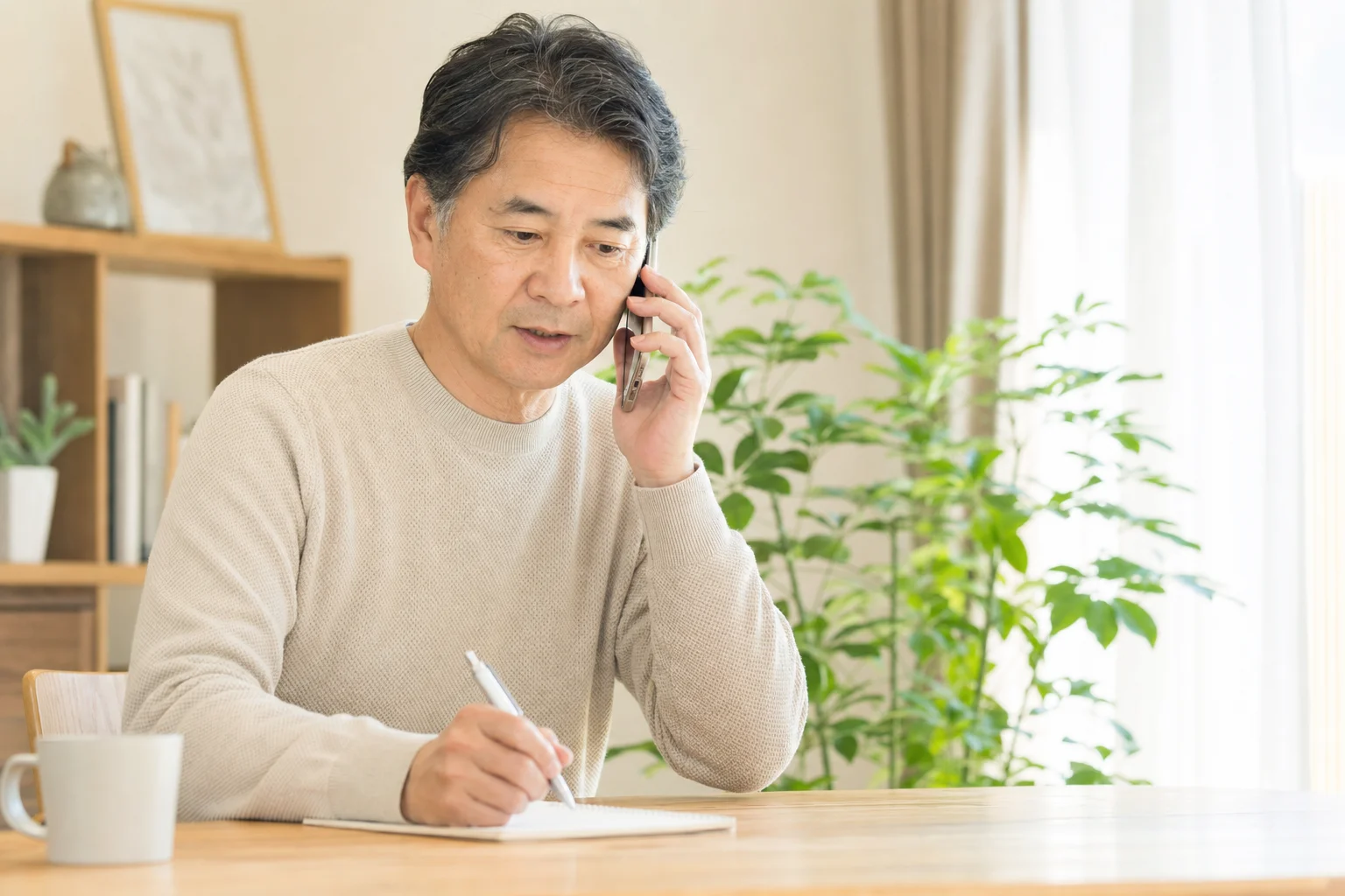 コーディネーターと電話で求人の詳細を確認するシニアの様子
