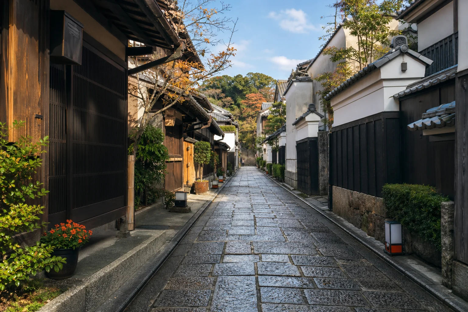 京都・東山の石畳の路地に旅館が立ち並ぶ風景。通年の観光地として安定した求人がある