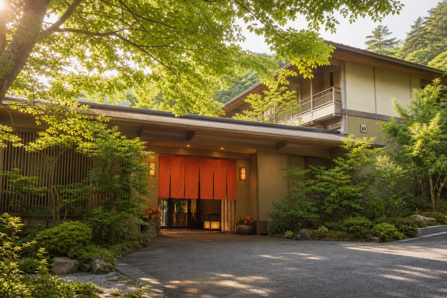 リゾート地の緑に囲まれた宿泊施設の外観。穏やかな朝の光が差し込んでいる